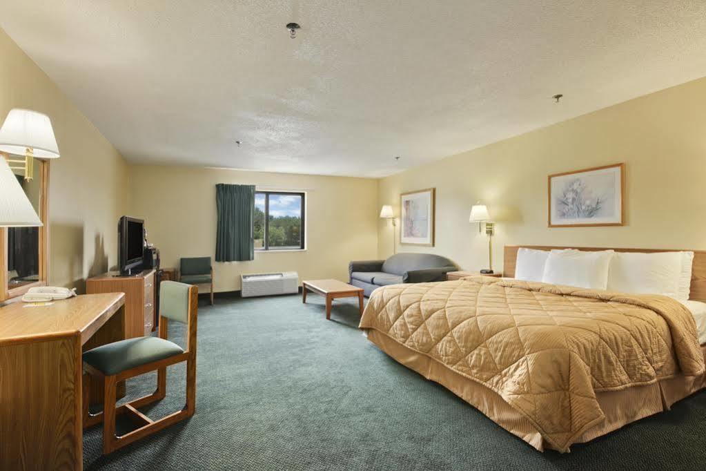 Super 8 By Wyndham Peoria Motel Exterior photo